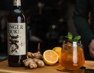 Ginger Duke — a bold, non-alcoholic ginger drink with aristocratic charm and a fiery spirit. Bursting with fresh, spicy ginger, layered with sweet citrus, honeyed warmth, and a hint of pepper, it’s as vibrant as the adventurous soul behind it. Enjoy it as a shot, mix it with sparkling water, or elevate your cocktails and cuisine with its unforgettable kick. Ginger Duke isn’t just a drink — it’s a personality in a bottle! 💛