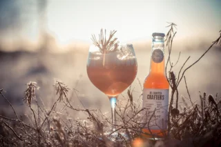 When we distill our Crafter’s gin, we’re left with juniper berries that still hold their signature bittersweet character. Instead of letting them go to waste, we gave them a second life—creating Re-crafted Crafter’s Junibeer, the beginning of our soft drink journey.

The result? A refreshing, moderately sweet drink with no added flavourings—just the natural bittersweet notes of juniper. And yes, our Re-crafted line is completely vegan-friendly.