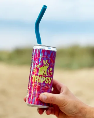 Tripsy Euphoria is created for moments when you want more energy and clarity. The drink’s flavor is defined by juniper and hibiscus, complemented by subtle notes of shiitake. Functional ingredients such as hibiscus, schisandra, guarana, and vitamins C, B6, and B12 help reduce fatigue and support vitality.